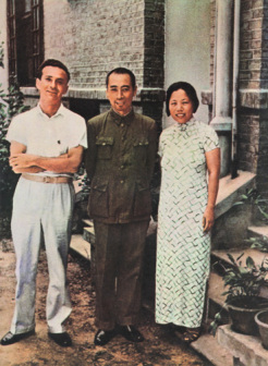 1938年和邓颖超在武昌同斯诺在一起