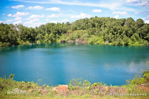 乌敏岛早年采石后所遗留下来的石坑形成翠绿的矿湖