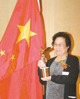 屠呦呦在2011年度“拉斯克奖”颁奖现场领奖