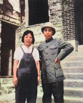 1940年和邓颖超在重庆红岩八路军办事处