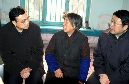 2004年12月26日，李克强同志到王淑贞家中走访调研。