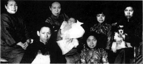 1931年颜家在天津的合照，孙宝琮抱颜植生，还有其余子女