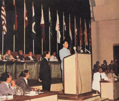 1955年4月在万隆首届亚非会议上讲话