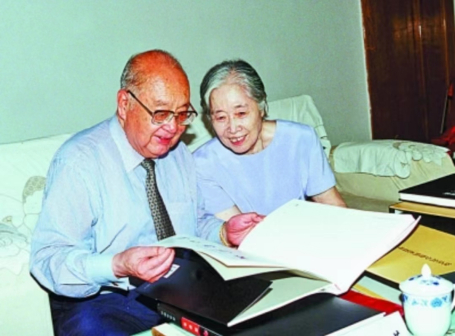 1998年6月29日，王光英同志和王光美同志观看美术作品集