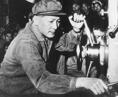 1977年10月，倪志福在北京内燃机总厂参加“群钻”操作表演