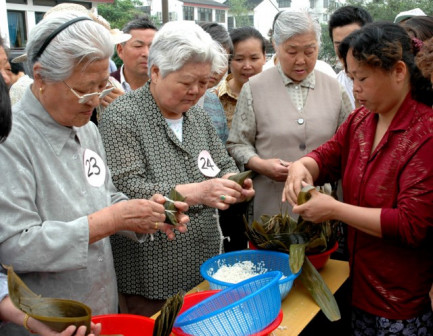 第一届苏州端午民俗文化节古胥门广场市民包粽子比赛