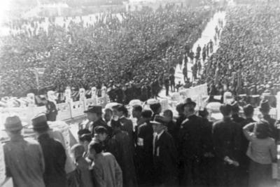 1945年10月10日，日方投降代表穿过观礼人群