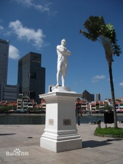 莱佛士塑像在新加坡河边，这是他登陆的地点