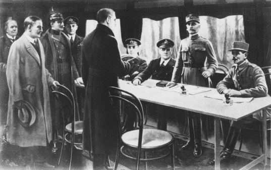1918年11月11日，协约国和德国代表在停战协议上签字