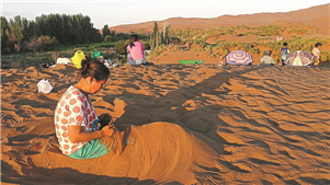 Terapia de areia transforma desertos de Xinjiang num ímã turístico




Os poderes de cura do sol e da areia transformaram vastas áreas de desertos na Região Autônoma Uigur de Xinjiang em destinos turísticos populares.


 