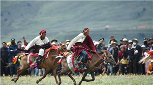 Corrida de cavalos tem início em Sichuan


Um evento de corrida de cavalos começou na terça-feira (30) no condado de Litang, Prefeitura Autônoma Tibetana de Garze, província de Sichuan, atraindo quase 1.000 pastores de todo o condado para participar de uma variedade de atividades.



 