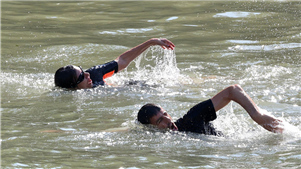 Prefeita de Paris nada no rio Sena para provar pureza da água para os Jogos



Anne Hidalgo, prefeita de Paris, cidade que sediará os próximos Jogos Olímpicos, nadou na quarta-feira (17) no rio Sena para garantir a limpeza do rio antes das competições olímpicas.


 