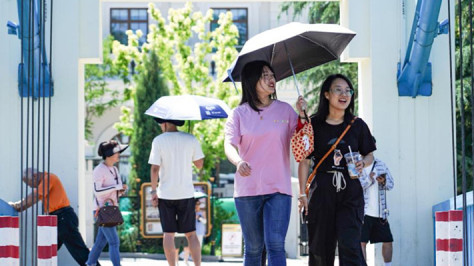 Clima extremo resulta em vagas de calor e tempestades na China



Enquanto o norte da China é assolado por uma onda de calor escaldante, com temperaturas máximas diárias recordes, prevê-se que tempestades afetem regiões de nível provincial no sul, levantando vários alertas em todo o país.