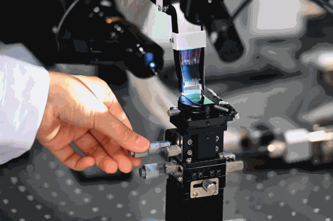 位于杭州市的之江实验室智能网络研究院的科研人员在运用自主研发的芯片光学封装技术对大规模光交换芯片进行封装测试（2022年6月23日摄）。黄宗治摄/本刊