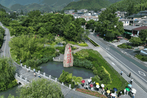 游客在浙江安吉余村的绿水青山间参观（2023年8月11日摄）。翁忻旸摄/本刊