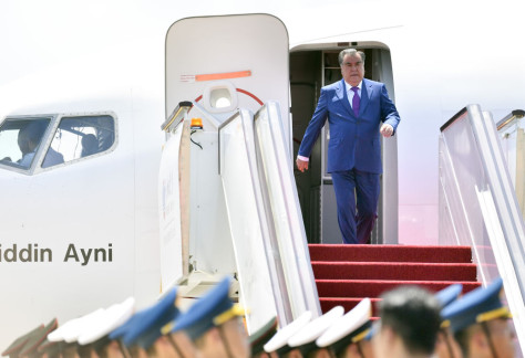 2017年9月4日，出席新兴市场国家与发展中国家对话会的塔吉克斯坦总统拉赫蒙抵达厦门。