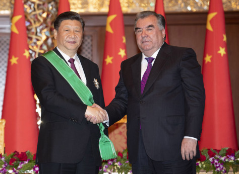 2019年6月15日，国家主席习近平在杜尚别出席仪式，接受塔吉克斯坦总统拉赫蒙授予“王冠勋章”。