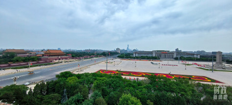 △北京长安街两侧悬挂中俄两国国旗。（总台央视记者范凯拍摄）