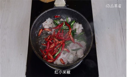 辣椒炒三层肉做法步骤：4