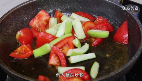 虾仁炒丝瓜番茄做法步骤：7