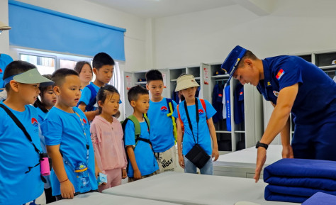 7月11日，孩子们来到云南省普洱市森林消防营区参观体验消防员的生活。新华社发（郭元首 摄）