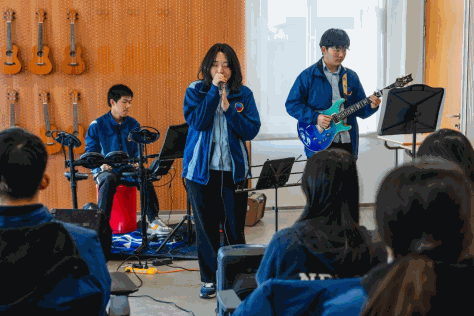 华茂教育高中韩国籍留学生朴信厚和其乐队正在为同学们表演。关晓东摄