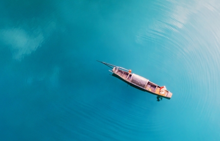 蓝色水面上的小船 3440x1440风景壁纸