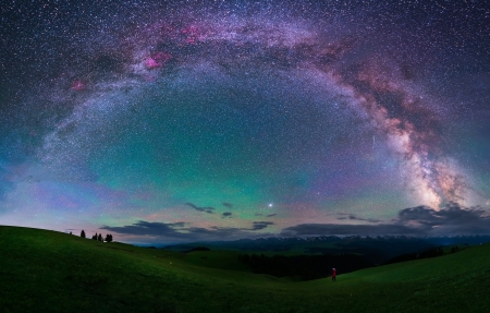 <font color='red'>星空</font> 夜晚 草地 风景4k壁纸