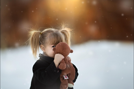 小女孩,萌,可爱双马尾辫子,玩具小熊,冬天,图片