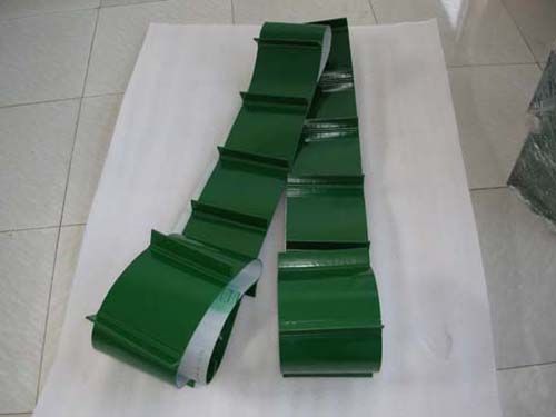绿色PVC裙边挡板输送带、爬坡生物质颗粒提升机传送带
