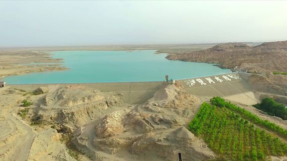 航拍敦煌最大水库党河水库，震撼视觉诠释大漠戈壁里的生机！