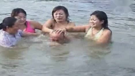 民间小调：我被四个儿媳妇摁在水里！
