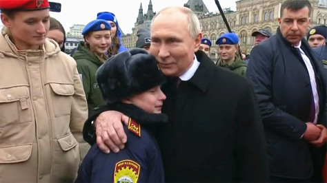 实拍：俄罗斯男孩称父亲已在俄乌冲突中牺牲 普京将其抱入怀中！
