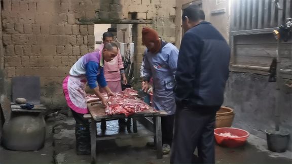 这才是正宗的土猪肉，养了一年，肉质好，村民们一大早就等着买肉