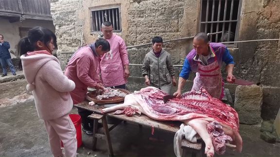 农村里放养了一年的山猪，这肉质很漂亮，卖35元一斤会贵吗？