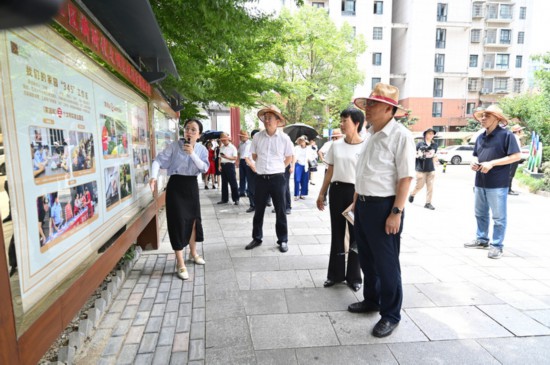 与会代表走进奉化区岳林街道迎恩社区 奉化区文明办供图