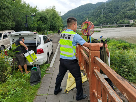 洋溪街道党员、巾帼、乡贤等志愿者们手持喇叭，沿着江边巡逻，劝导在江边洗衣、钓鱼的人员尽快撤离。