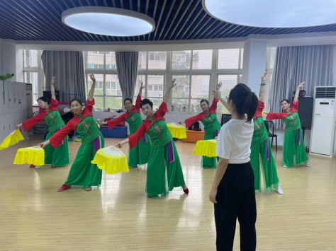 郭瑶对社区居民进行舞蹈培训。受访者供图