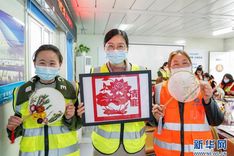 上海:城市建设女工欢度节日