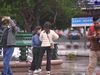 哈尔滨五月降雨降温 行人穿上棉袄羽绒服御寒