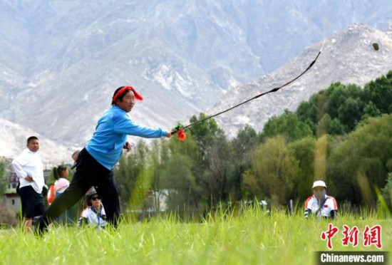 西藏拉萨：农牧民运动会上的古朵比赛