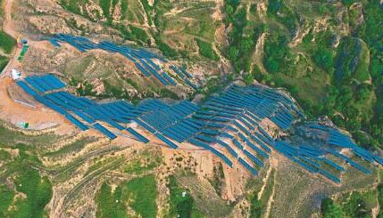 “山体光伏”稳步推进
近日，位于忻州市忻府区三交镇的华电中来忻府区30万千瓦光伏项目自去年开工以来，抢抓工期稳步推进。