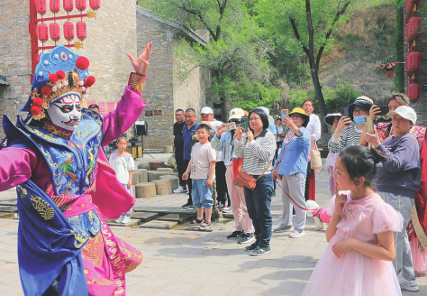 体验传统文化魅力

 被称为“中国古城镇活化石”的泽州县大阳古镇吸引了众多游客。
