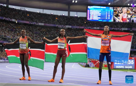 Beatrice Chebet (kati) wa Kenya, Faith Kipyegon (kushoto) wa Kenya and Sifan Hassan wa Uholanzi wakishangilia baada ya fainali ya mbio za mita 5000 kwa wanawake katika Michezo ya Olimpiki ya Paris huko Paris, Ufaransa, tarehe 5 Agosti, 2024. (Xinhua/Lui Siu Wai)