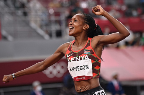 Faith Kipyegon wa Kenya akishangilia baada ya kushinda katika fainali ya mbio za wanawake za mita 1500 wakati wa Michezo ya Olimpiki ya Tokyo 2020 kwenye Uwanja wa Olimpiki wa Tokyo Agosti 6, 2021. (Picha na Ben STANSALL/VCG)