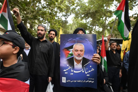 Watu wakishiriki shughuli ya kusindikiza mwili wa mkuu wa ofisi ya siasa wa Kundi la Hamas aliyeuawa Ismail Haniyeh mjini Tehran, Iran, Agosti 1, 2024. (Xinhua/Shadati)