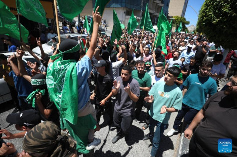 Watu wakishiriki kwenye maandamano ya kupinga  kuuawa kisiri kwa Ismail Haniyeh, Mkuu wa Ofisi ya Siasa ya Kundi la Hamas katika mji wa Hebron,  kando ya Magharibi ya Mto Jordan, Julai 31, 2024. (Picha na Mamoun Wazwaz/Xinhua)