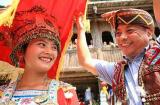 组图：游客在广西苗寨体验传统民俗