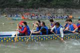 图文：游客在秭归县九畹溪景区进行划龙船比赛