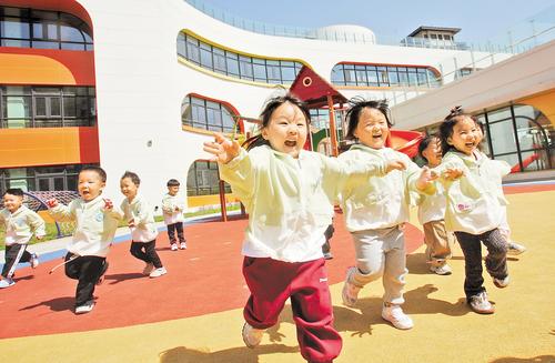 近日，雄安容和罗河幼儿园“小禾班”的孩子们进行晨间体能大循环游戏。河北日报记者 刘光昱摄